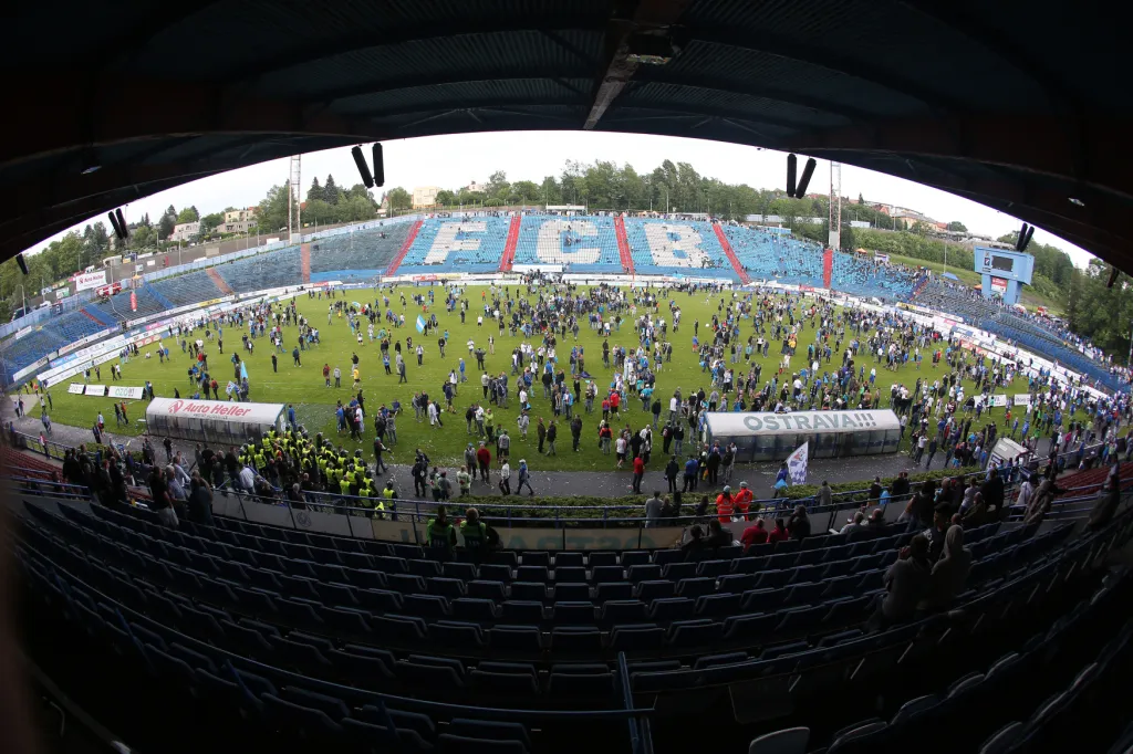 30. kolo první fotbalové ligy FC Baník Ostrava - Dukla Praha v Ostravě dne 30. května 2015. Poslední mistrovský zápas na stadionu Bazaly.