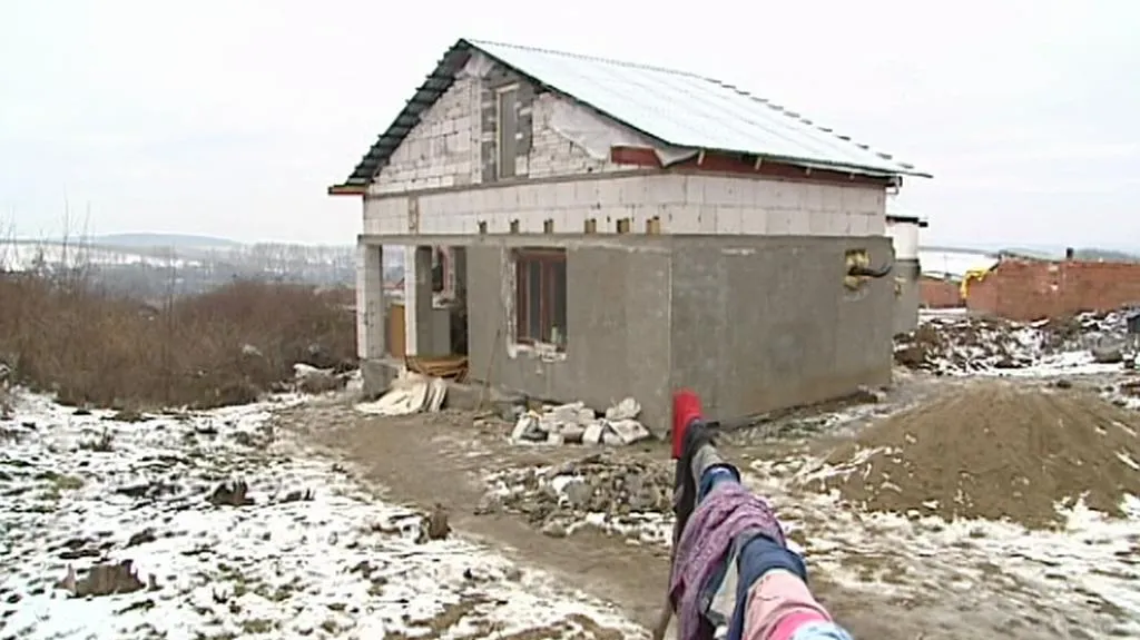 Dům, který si staví Romové z osad
