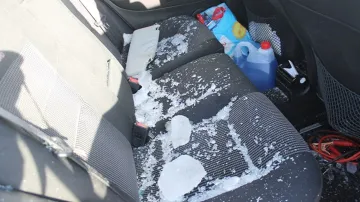 Kus ledu prolétl celým autem