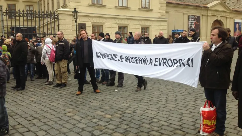 Protest monarchistů na Hradčanském náměstí
