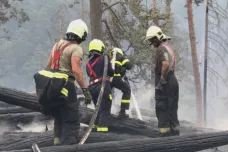 Ohniska požáru u Hřenska se rychle mění. Nasazená italská letadla musí hasit doma