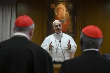 Církev by se měla zabývat umělou inteligencí, řekl nový papež kardinálům
