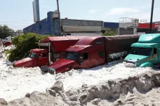 Osvěžení po vedrech v Mexiku: Při bouřce spadlo metr a půl krup