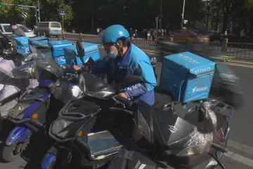 Jeden den v životě čínského poslíčka. Nebezpečí na silnici i srážky ze mzdy za zpoždění