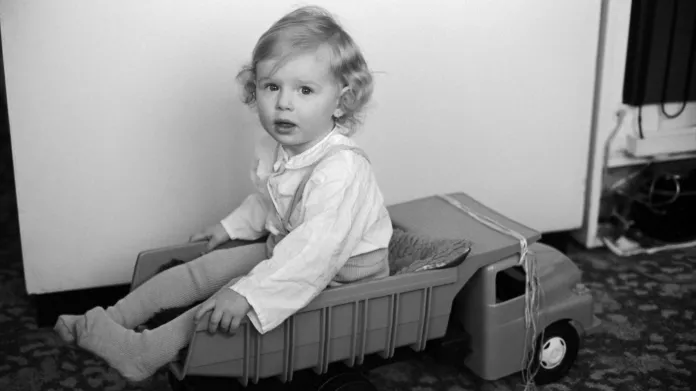 Dítě s hračkou „tatrovkou" na snímku z roku 1984