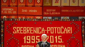 Bill Clinton při projevu v rámci pietního aktu v Srebrenici
