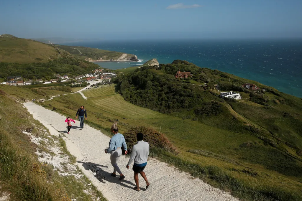 Pobřeží v jižní části Anglie Jurassic Coast navštěvuje v době koronavirových opatření více turistů