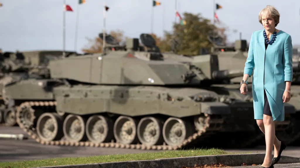 Premiérka Mayová na záříjové návštěvě vojenské základny u Salisbury