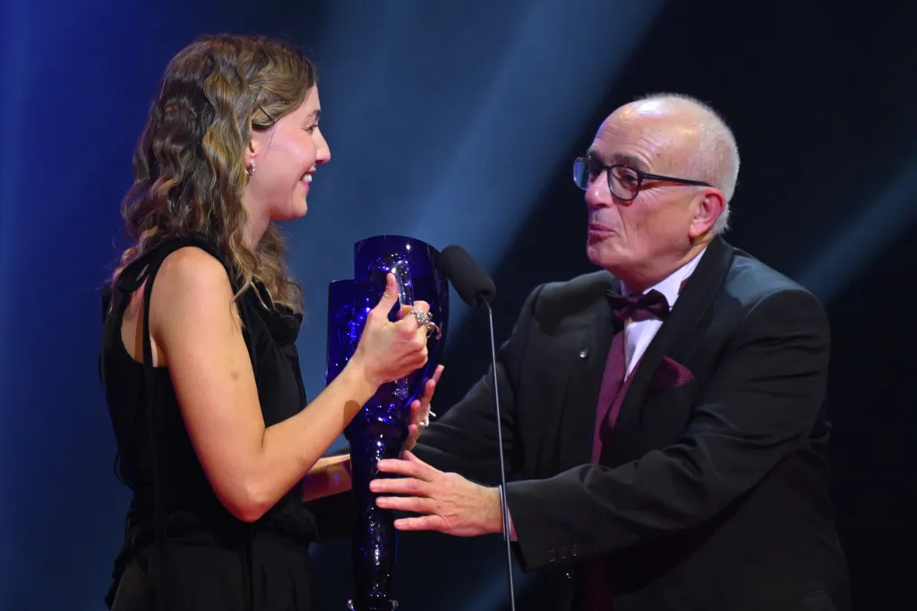 Thálie za činohru (ženy): Tereza Dočkalová převzala z rukou ředitele Národního divadla Jana Buriana cenu za roli Olji ve hře Máma uvedené v Divadle pod Palmovkou. Pro herečku jde už o druhou Thálii