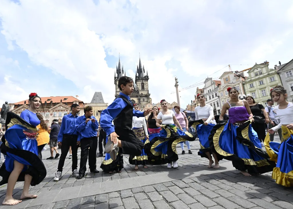 Jednotlivé soubory předváděly hloučkům turistů i domácím kolemjdoucím své umění