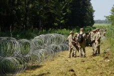 Litva otevře nový tábor pro migranty, přicházejí přes Bělorusko. U hranice pokládá ostnatý drát