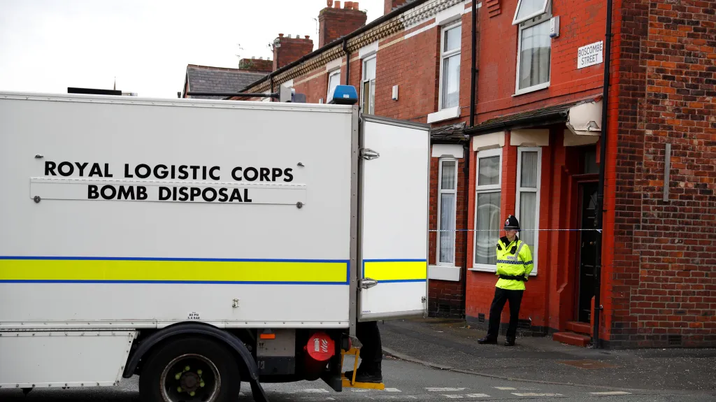 Policejní vůz týmu pyrotechniků ve čtvrti Moss Side na jihu  Manchesteru