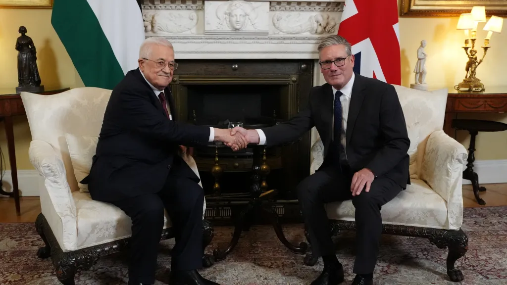 Britský premiér Keir Starmer se v Londýně setkal s prezidentem Palestinské autonomie Mahmúdem Abbásem (8. září 2025)