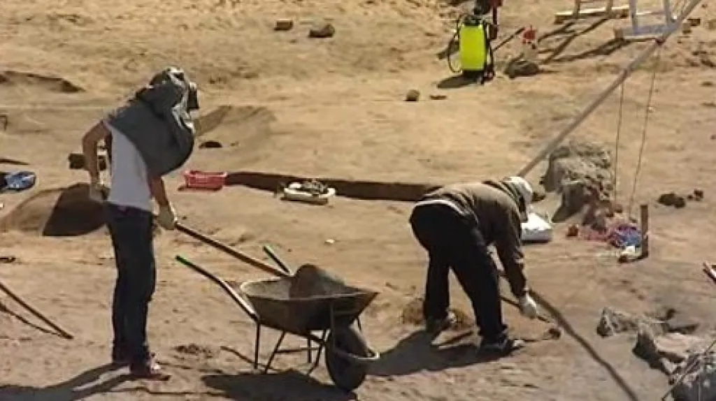 V Mikulčicích se navyšují základy paláce a kostelů