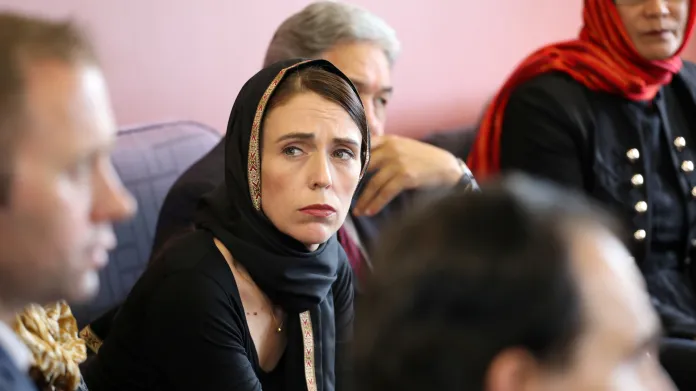 Novozélandská premiérka Jacinda Ardernová se členy muslimské komunity