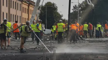 Betonování nového mostu v Komenského ulici v Olomouci