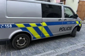 V nemocnici zemřel muž, kterého při zásahu v Třeboni postřelili policisté