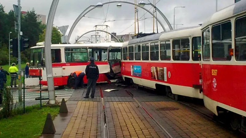 Nehoda tramvaje na pražském Barrandově