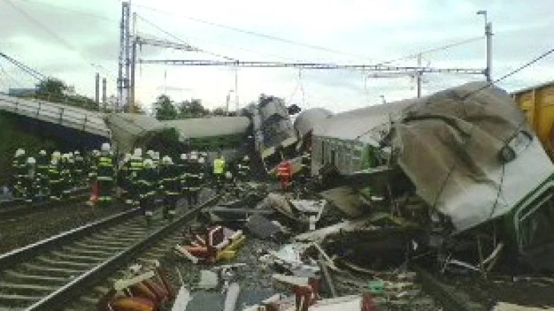 Ve Studénce na Novojičínsku se na vlak zřítil most