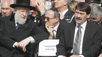 Maďarský prezident János Áder (vpravo) na pietní akci v Osvětimi