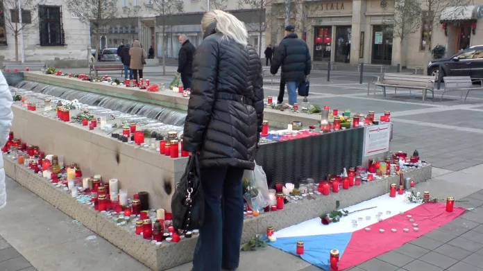 Lidé zapalují další svíčky na památku Václava Havla