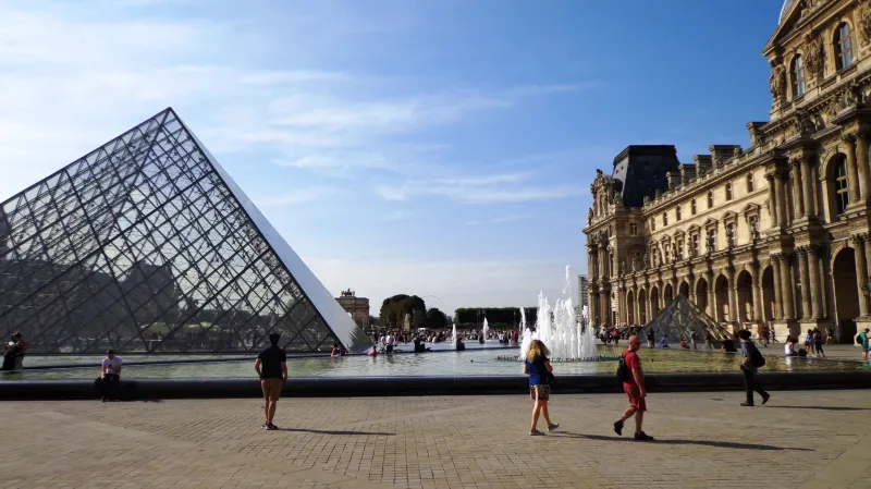 Turisté v areálu pařížského Louvru