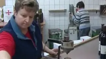 Zaměstnankyně Templářských sklepů uskladňuje vína