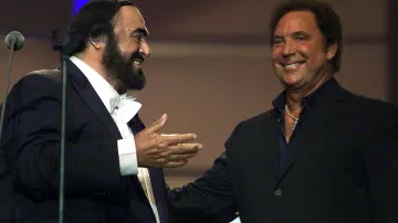 S legendárním tenoristou Luciano Pavarottim zazpíval na koncertě Pavarotti & Friends v roce 2001 v italské Modeně. Šlo o charitativní koncert na pomoc afghánským dětem