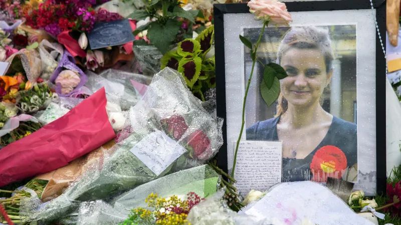 Britové si připomínají pět let od zvolení Jo Coxové