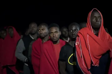 Lodě Itálie a Frontexu vzaly na palubu 450 migrantů z rybářské lodi. 100 z nich převezme Francie a Malta