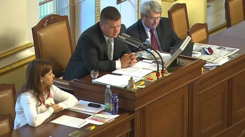 Poslance zřejmě čeká konec kumulace postů i platů