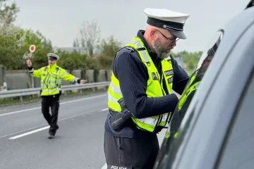 Policie navrhla obžalovat čtrnáct lidí za převedení dvou tisícovek migrantů