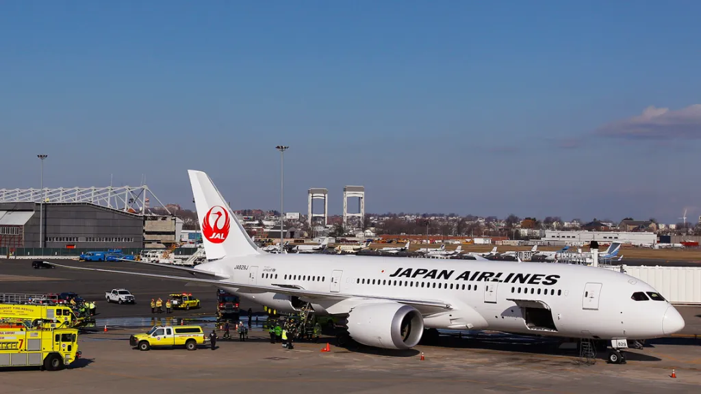 Dreamliner japonských aerolinek na letišti v Bostonu