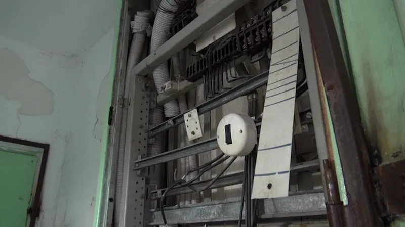 Zdemolované elektrorozvody v Janově