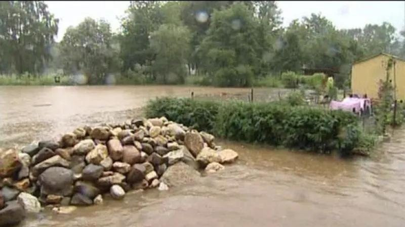 Velká voda pomalu opadá