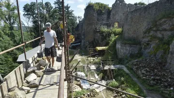 Řemeslníci na hradě Cimburk opravují původní bránu