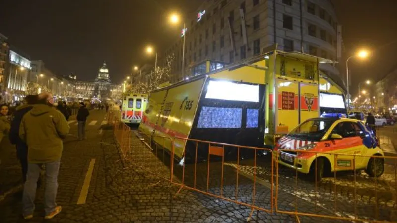 Zprávy ve 12 o silvestrovských oslavách v Česku i ve světě