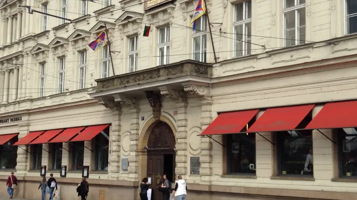 Tibetské vlajky na budově FAMU během návštěvy čínského prezidenta v Praze