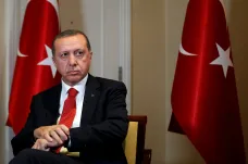 Turecko propustilo dalších 15 tisíc lidí a zavřelo stovky institucí včetně médií