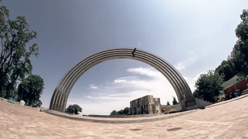 Oblouk, který byl v Kyjevě postaven v roce 1982 a původně nesl název Oblouk přátelství národů. Měl připomínat „znovusjednocení Ukrajiny a Ruska“, což je jeden z mýtů ruské propagandy. V roce 2022 byl oblouk přejmenován na Oblouk svobody ukrajinského lidu