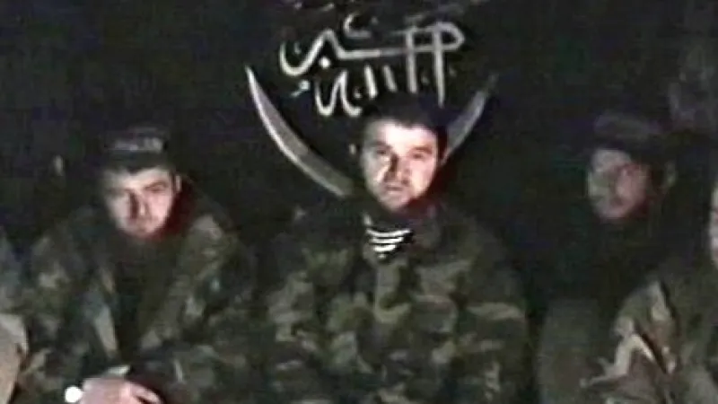 Doku Umarov (uprostřed)