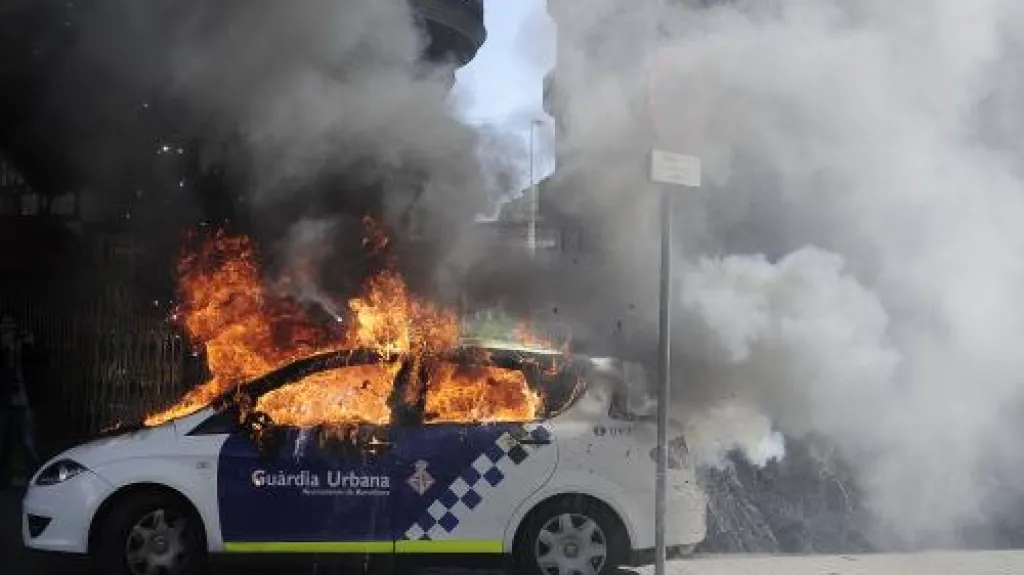 Hořící policejní auto