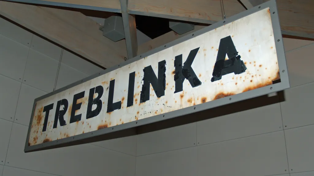 Cedule na železniční zastávce Treblinka, kde nacisté zřídili tábor smrti