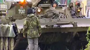 Armádní tank pomáhá s odklízením trosek