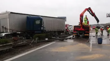 Nehoda kamionů zablokovala dálnici D1