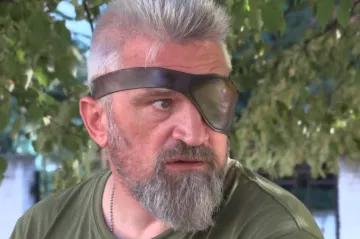 Rus bojující za Ukrajinu řeší potíže v rodině i s úřady, ukazují Reportéři ČT