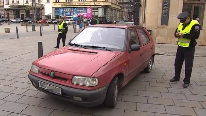 Málo místa na parkování svádí řidiče k přestupkům