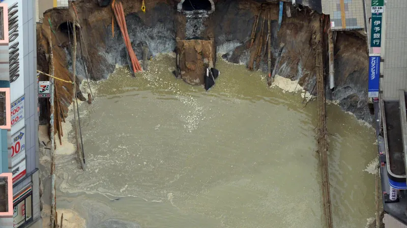 Kráter uprostřed rušné ulice ve Fukuoce