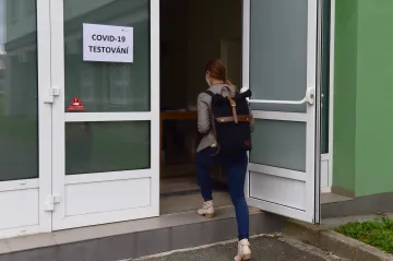 I v neděli přibylo více nakažených než o týden dřív, pacientů v těžkém stavu je 29