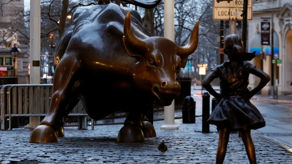 Bronzový býk a proti němu socha děvčete - v blízkosti newyorského parku Bowling Green